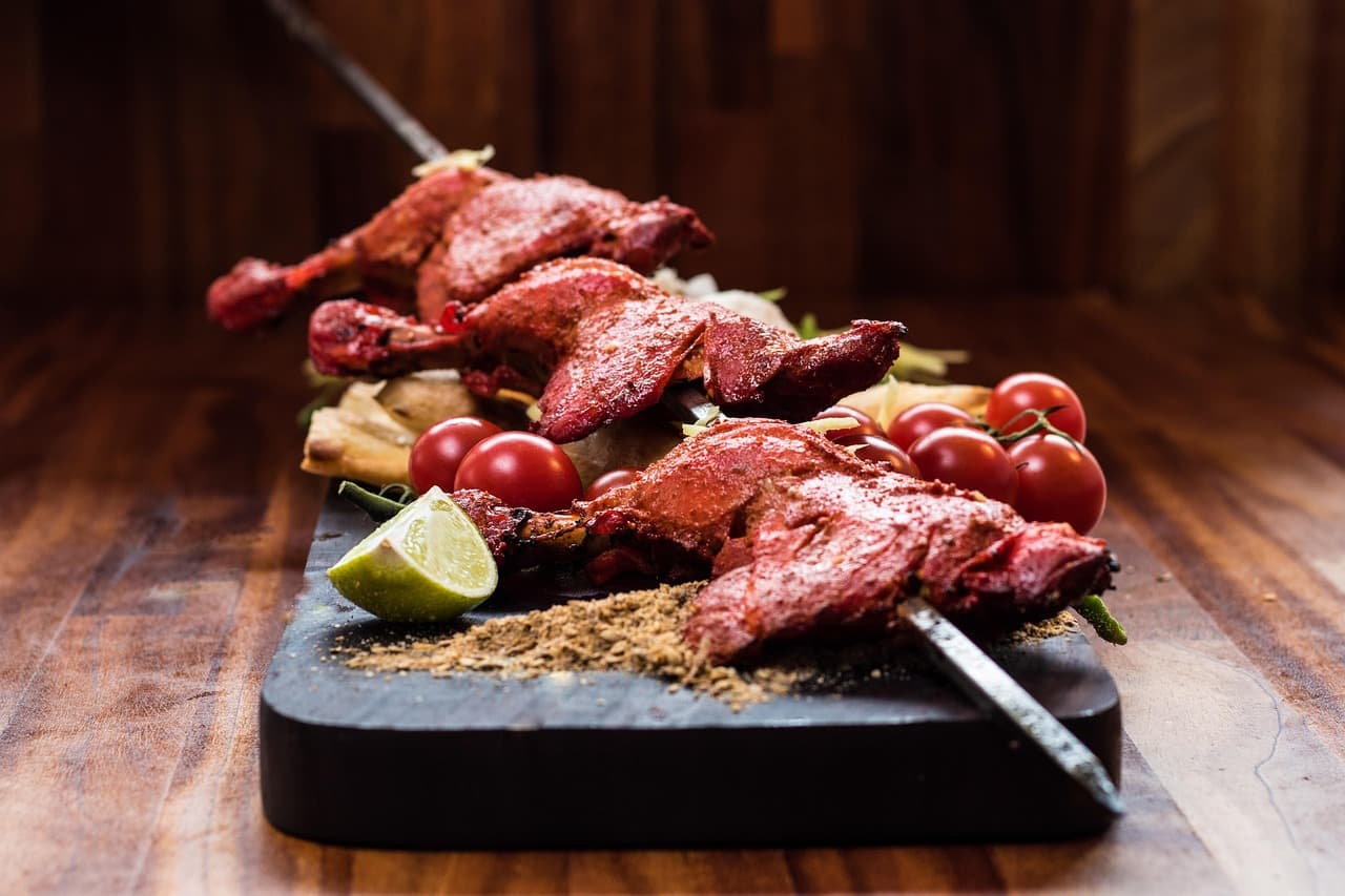 Grilled lamb on skewers with lime and tomatoes